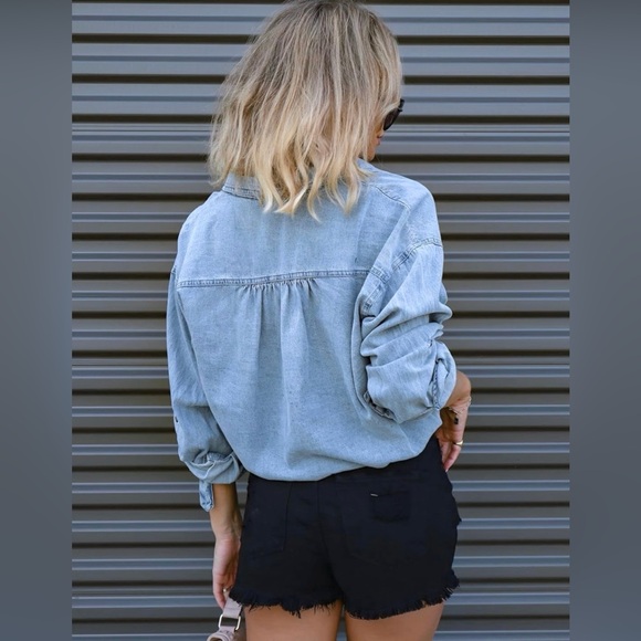 NWT Chic Cropped Denim Top / Chambray Shirt 💙 - Picture 4 of 7